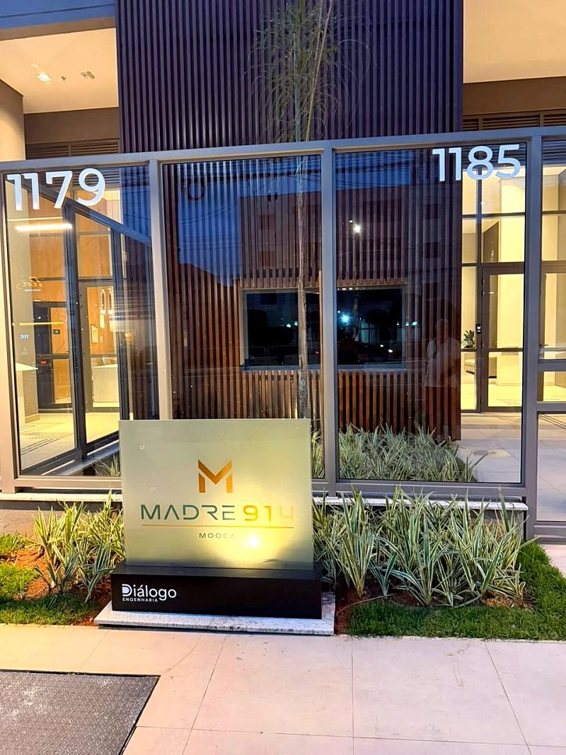 Placa do Madre 914 na entrada, números 1179 e 1185