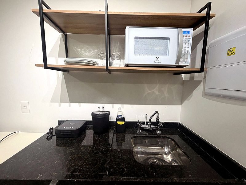 Cozinha rápida com frigobar, micro-ondas e grill