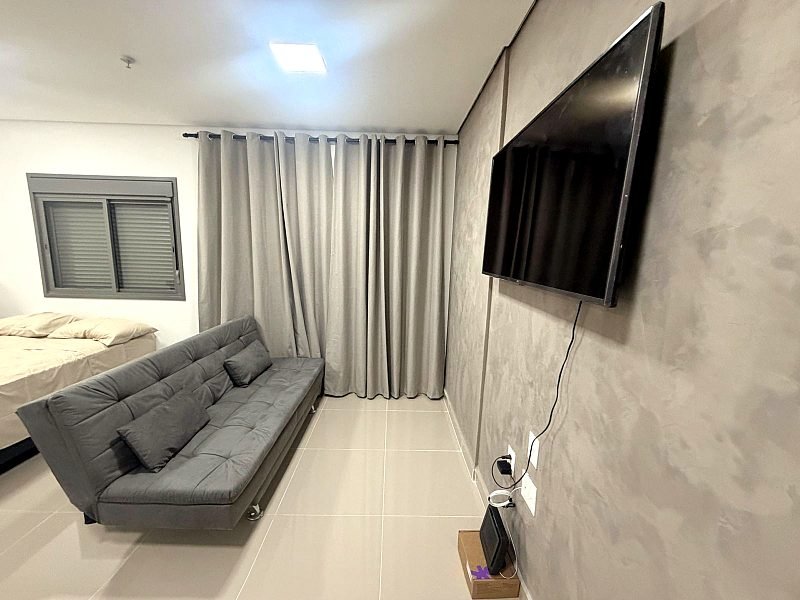 Estar do studio com sofá-cama e Smart TV